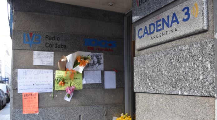 Mensajes y flores en la puerta de la radio Los oyentes de Mensajes y flores en la puerta de la radio Los oyentes de