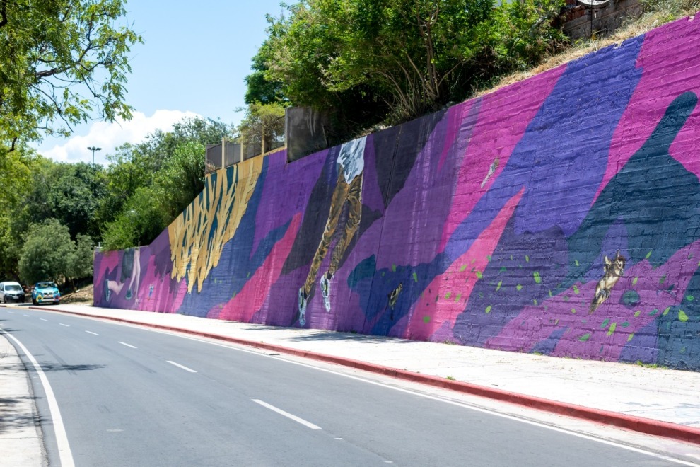 Un mural inspirado en la maratón de la ciudad suma arte callejero al río  Suquía - Radio Suquia 96.5