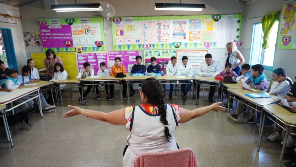 Esto representa un ejemplo de la difusión de la cultura de la ciudad en las aulas.

